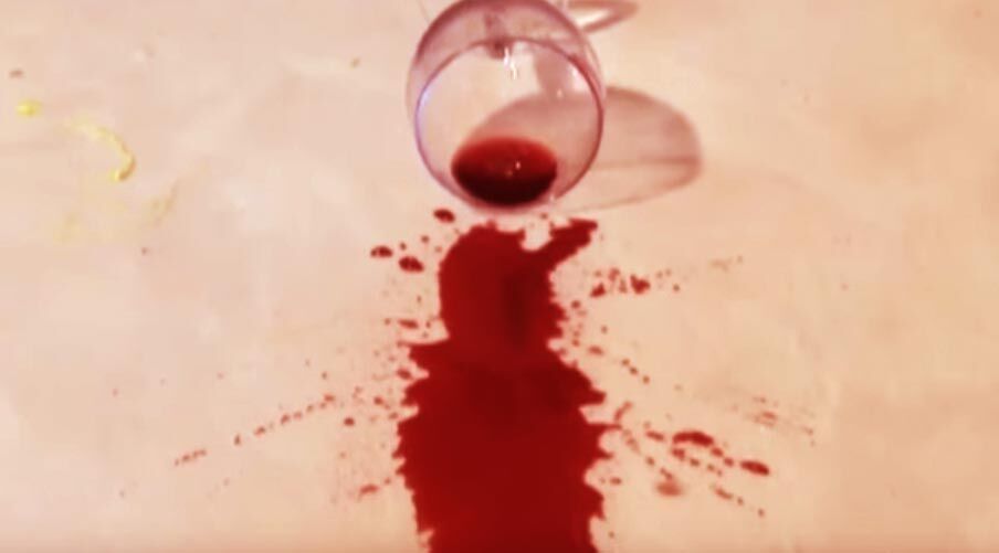 Rotweinfleck auf Teppich